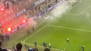 Slavni klub ispao iz Kupa - Ultrasi gađali igrače bakljama, pa se tukli s policijom