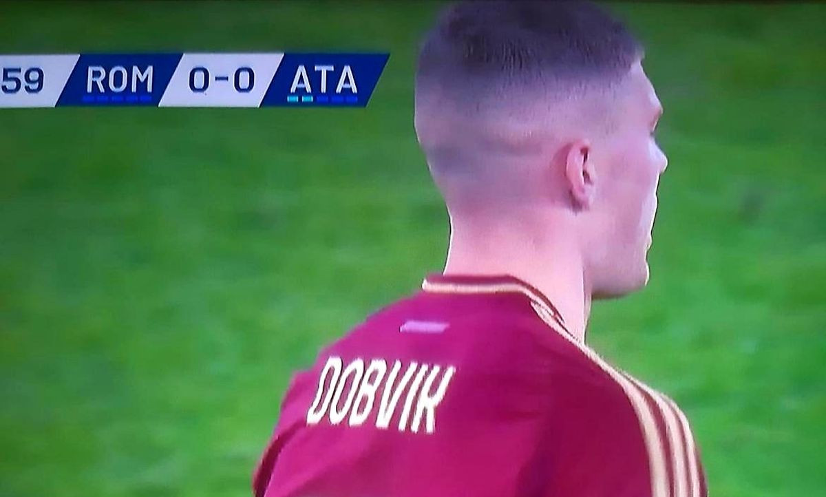 U Romi više ne znaju gdje udaraju: Prezime igrača na dresu oslikava nezapamćenu krizu u Rimu U Romi više ne znaju gdje udaraju: Prezime igrača na dresu oslikava nezapamćenu krizu u Rimu