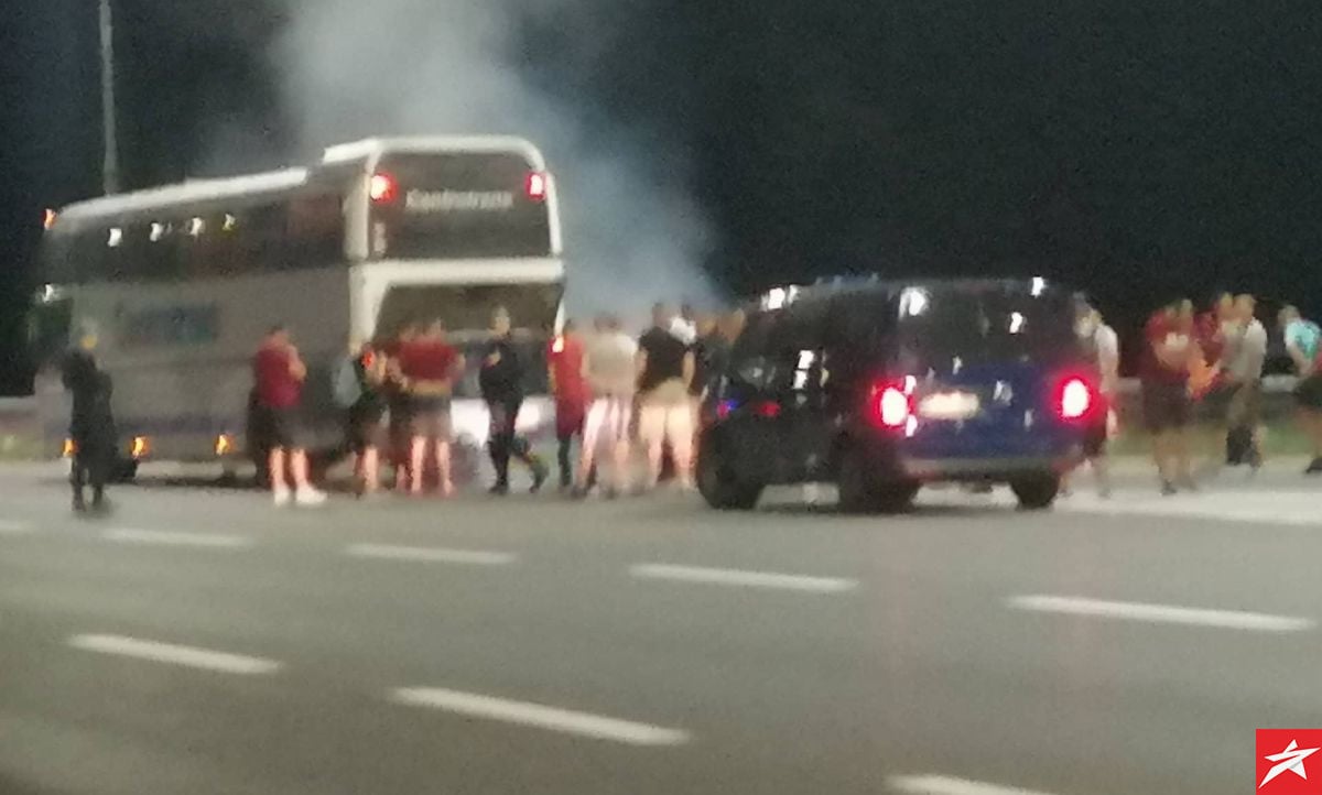 Autobus sa navijačima FK Sarajevo u oblaku dima po povratku iz Širokog