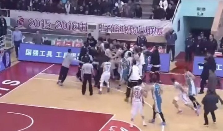 Haos u Kini: Masovnja tučnjava košarkaša na parketu!
