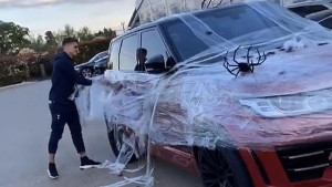 "Crne udovice" okupirale vozilo: Zvijezdi Tottenhama smješteno na originalan način