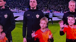 Dječak ispred Demirovića digao tri prsta - Ovako je reagovao bh. fudbaler!