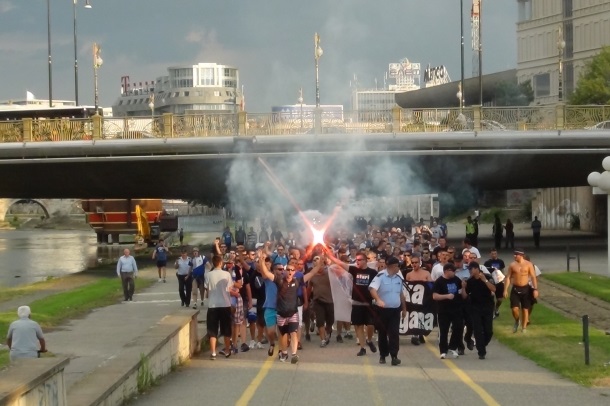 Manijaci u korteu ulicama Skoplja stigli na stadion Manijaci u korteu ulicama Skoplja stigli na stadion