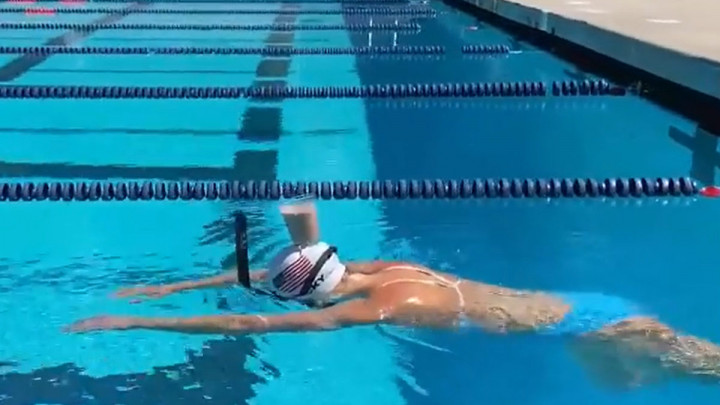 Katie Ledecky isplivala 50 mtara s čašom čokoladnog mlijeka na glavi
