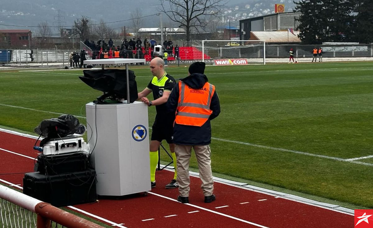 Korner, igrači Sloge idu da ga izvedu, a onda poziv iz VAR sobe i penal o kojem će se mnogo pričati Korner, igrači Sloge idu da ga izvedu, a onda poziv iz VAR sobe i penal o kojem će se mnogo pričati