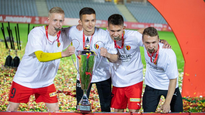 Petroviću trofej prvaka sa mladim timom Korone