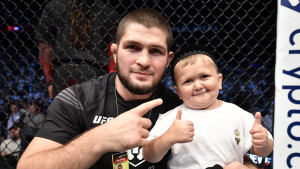 Khabib misli da će Hasbulla postati milijarder: "Mora da se preseli tamo, već ima ponudu"