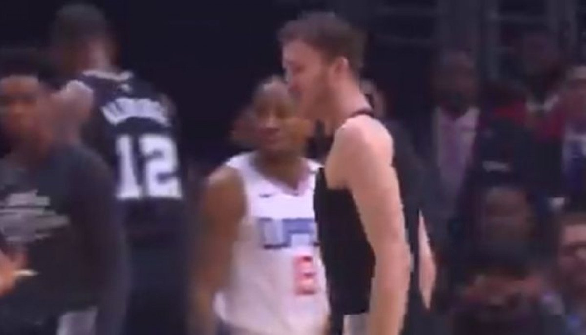 Smijeh do suza u Staples Centru: Košarkaš San Antonio Spursa ušao u igru, pa shvatio da nema dres