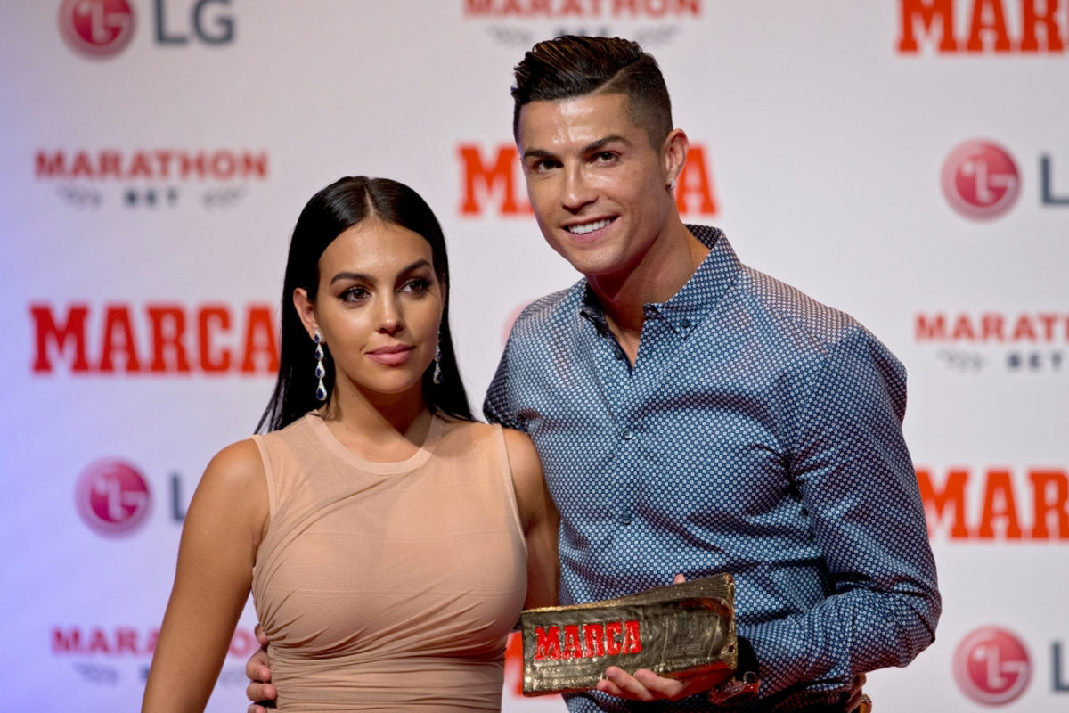 "Bijesni" Ronaldo podijelio fotografiju s Georginom, njena stražnjica privukla svu pozornost