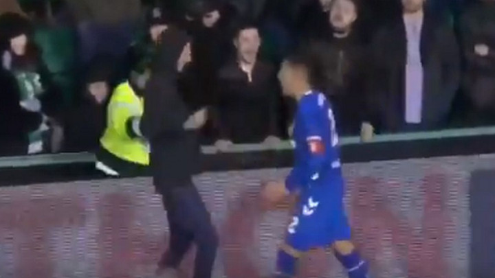 Nedopustivo: Navijač ušetao na teren, kapiten Rangersa mu se našao na putu!
