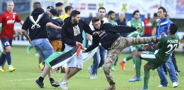 Navijači prekinuli meč i napali fudbalere Maccabija