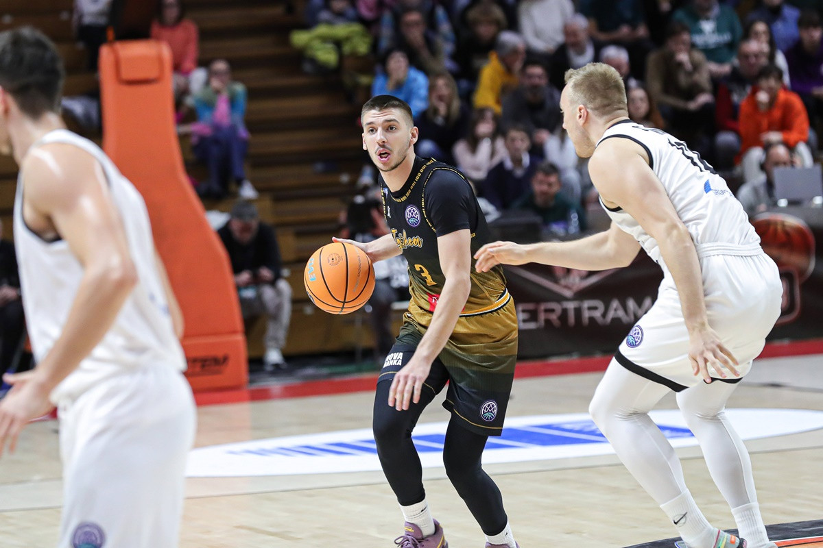 Htio je da izda BiH i zaigra za komšije - FIBA je zadala bolan šamar i njemu i selektoru Srbije!