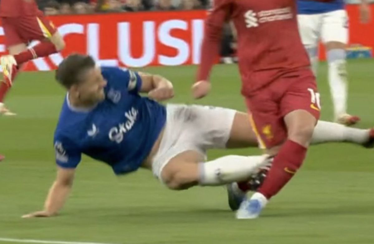 Na Anfieldu svi zanijemili zbog krvničkog starta, a onda šokantna odluka sudije