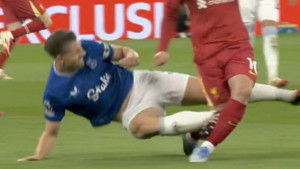 Na Anfieldu svi zanijemili zbog krvničkog starta, a onda šokantna odluka sudije