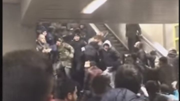 Tuča u metrou, kruži slika gologuzog navijača Napolija