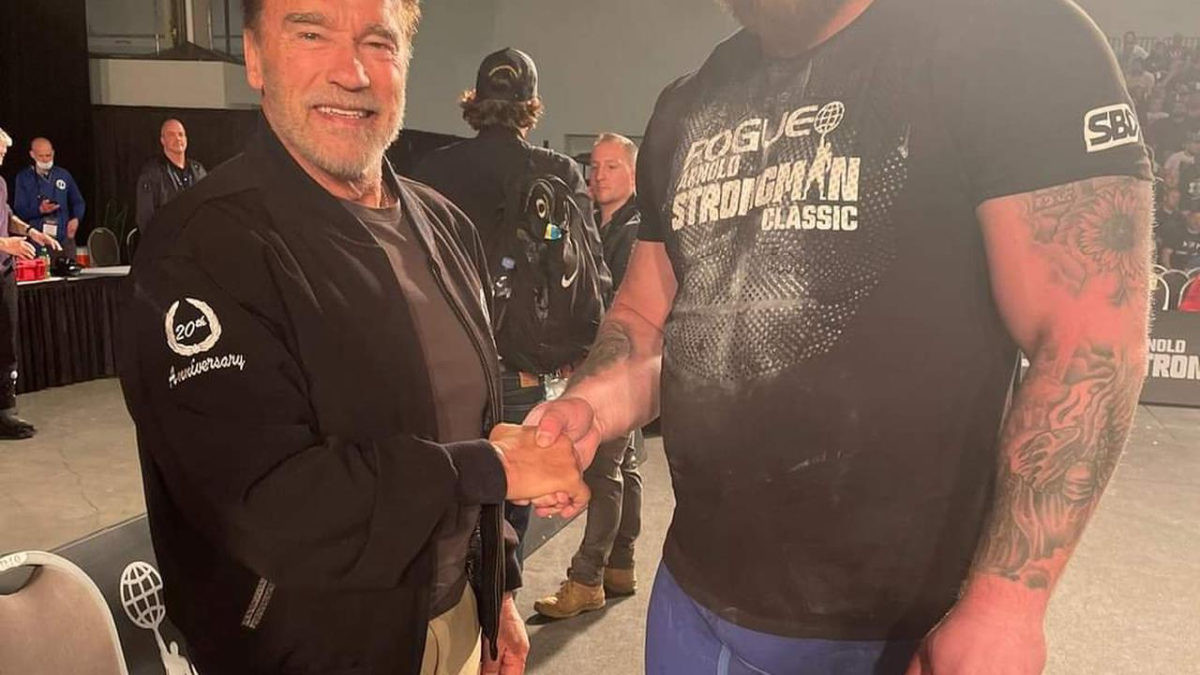 Schwarzenegger izgleda sićušno pored najjačeg čovjeka na svijetu!