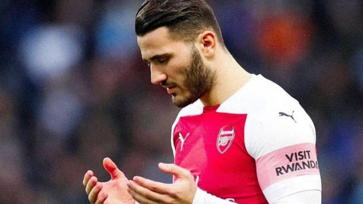 Sead Kolašinac zbog bebe i supruge se odriče novca i vraća se u Njemačku
