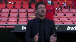 Simeone u suzama prekinuo minutu šutnje na Mestalli u čast Diega Maradone