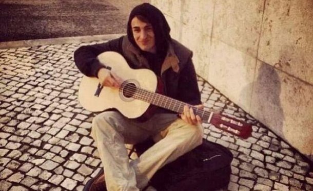 Lazar Marković zasvirao gitaru u centru Lisabona