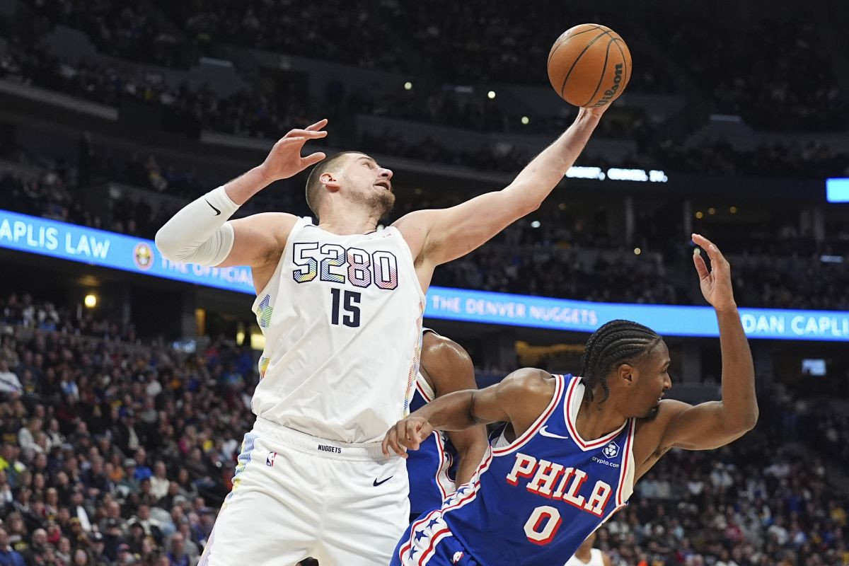 Jokić je prvak svih centara: Shaquille iznenadio Srbina sa pojasom u stilu MMA boraca Jokić je prvak svih centara: Shaquille iznenadio Srbina sa pojasom u stilu MMA boraca