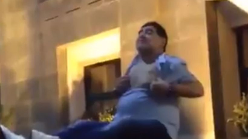 Maradona pijan skidao košulju na automobilu