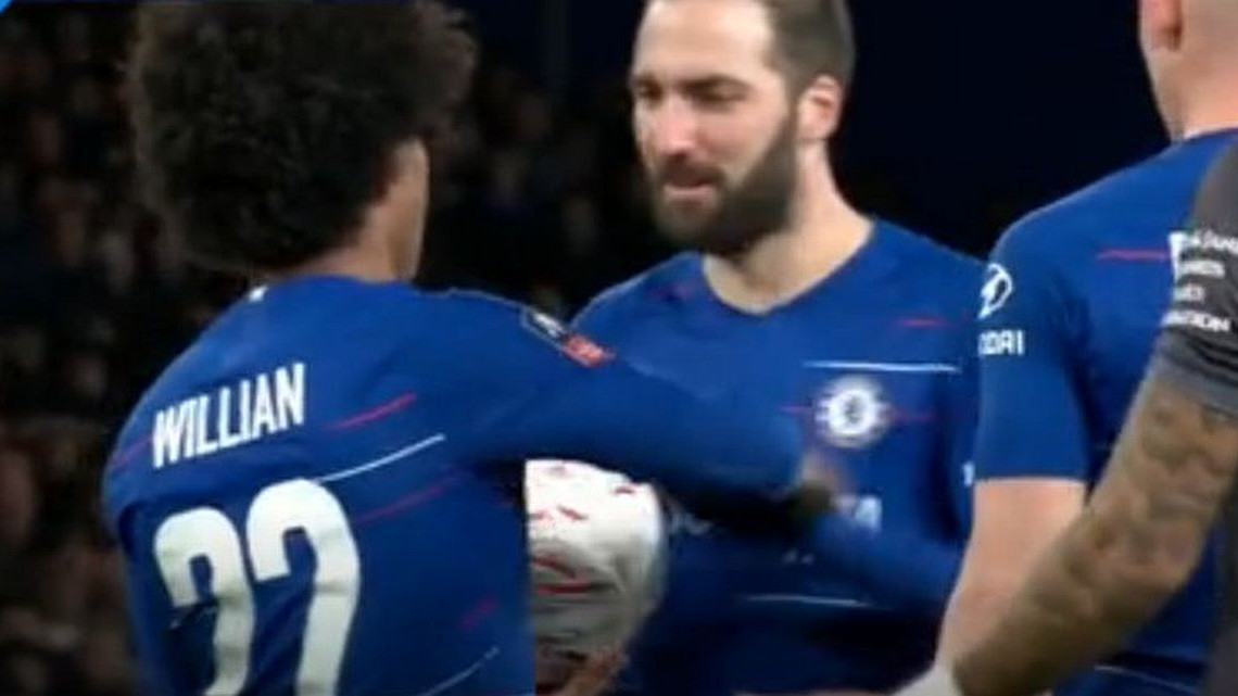 Higuain u debiju za Chelsea pokazao kakav je gospodin: William mu nudio loptu, ali...