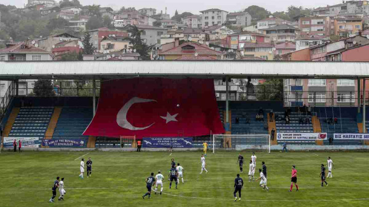 Turke ni korona ne sprječava da gledaju utakmicu voljenog tima