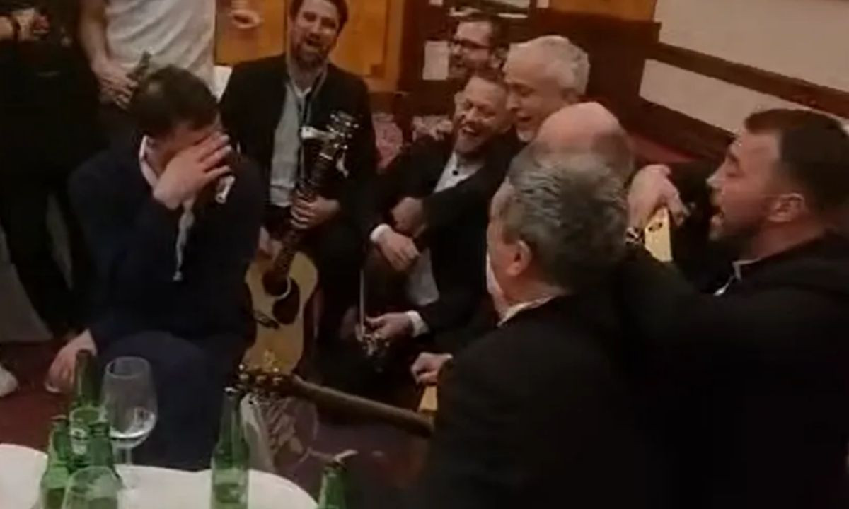 Duvnjak grca u suzama na oproštajnoj večeri, jedna pjesma ga je "uništila" Duvnjak grca u suzama na oproštajnoj večeri, jedna pjesma ga je "uništila"