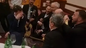 Duvnjak grca u suzama na oproštajnoj večeri, jedna pjesma ga je "uništila"