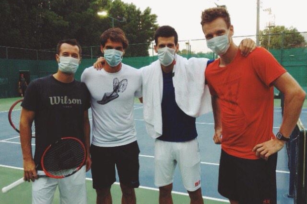 Teniseri u Dubaiju trenirali sa maskama na licu!