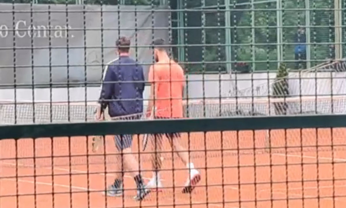 Zdušno je pjevao protiv Vučića, pa mu je otišao na noge, sad u Beogradu sprema Đokovića da... Zdušno je pjevao protiv Vučića, pa mu je otišao na noge, sad u Beogradu sprema Đokovića da...