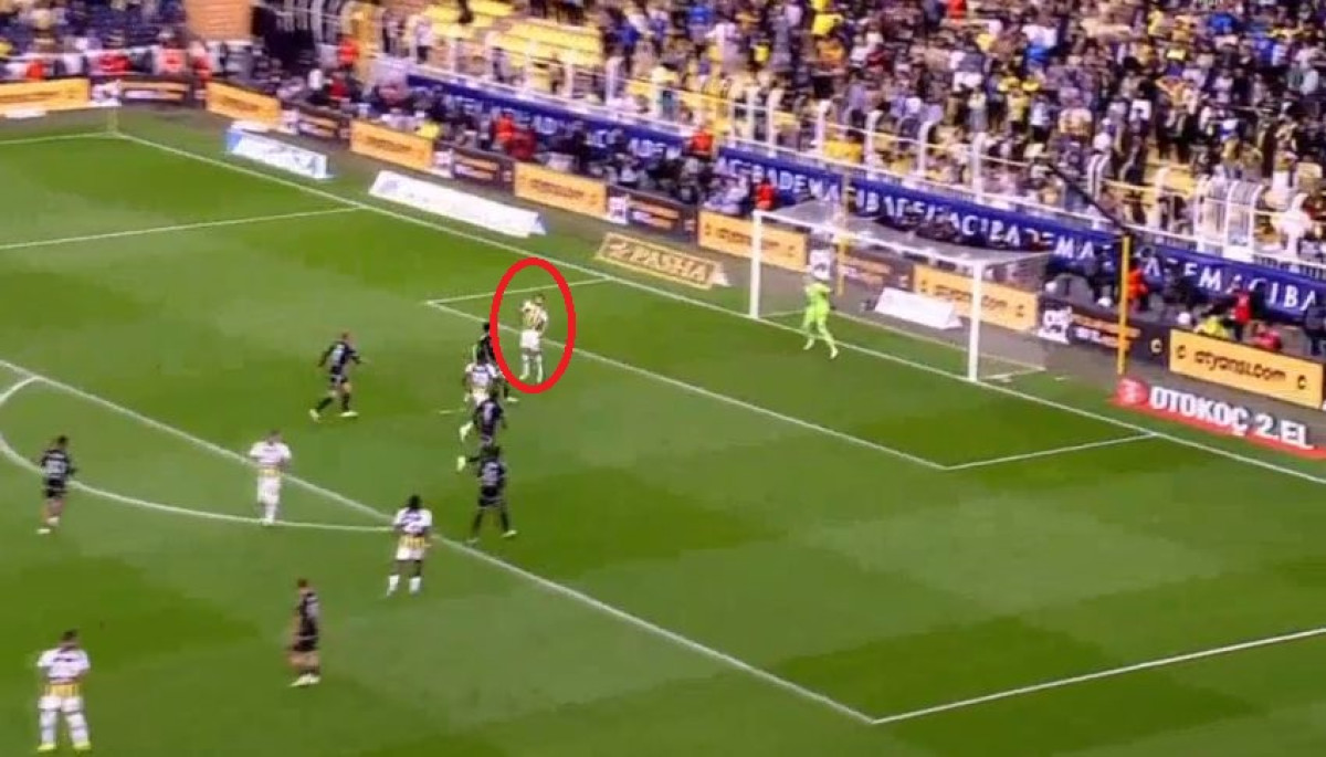 "Vanzemaljska" asistencija Dušana Tadića: Batshuayi zabio gol, a Kartalu je odmah pao kamen sa srca "Vanzemaljska" asistencija Dušana Tadića: Batshuayi zabio gol, a Kartalu je odmah pao kamen sa srca