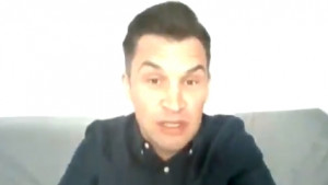 Nezapamćene scene: Ministar sporta u gaćama davao izjavu o nastavku sezone