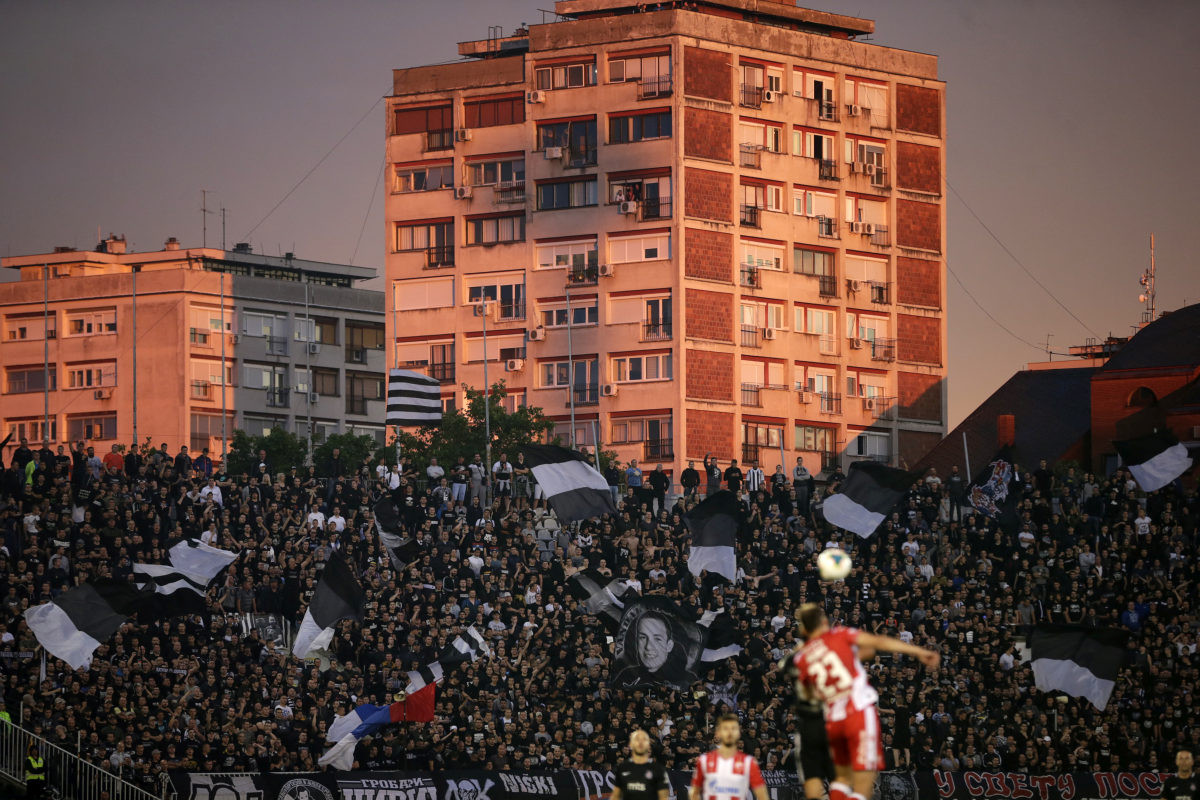 Navijači Partizana se prerušili u fotografe, pa gađali Zvezdinog golmana
