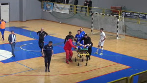 U dvorani u Grudama u sekundi je sve stalo: Teška povreda igrača Željezničara, morao je na nosila
