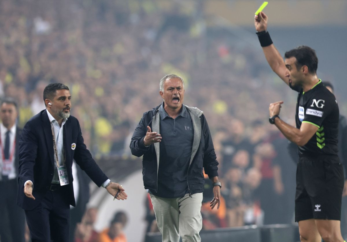 Jose Mourinho večeras je doživio najbrutalnije ismijavanje u karijeri i to od strane Galatasaraya! Jose Mourinho večeras je doživio najbrutalnije ismijavanje u karijeri i to od strane Galatasaraya!