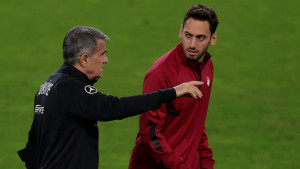 Hakan ostaje, ali želi daleko veću platu, Rossoneri imaju dvije opcije