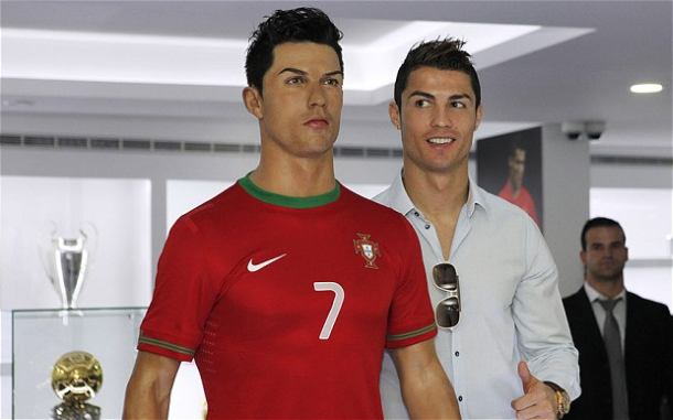 Ronaldo šalje frizera i šminkera da sređuju njegov kip!?