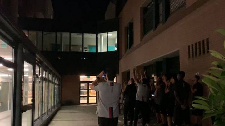 Umjesto kućama igrači Bologne otišli pod prozor bolničke sobe u kojoj je smješten Mihajlović