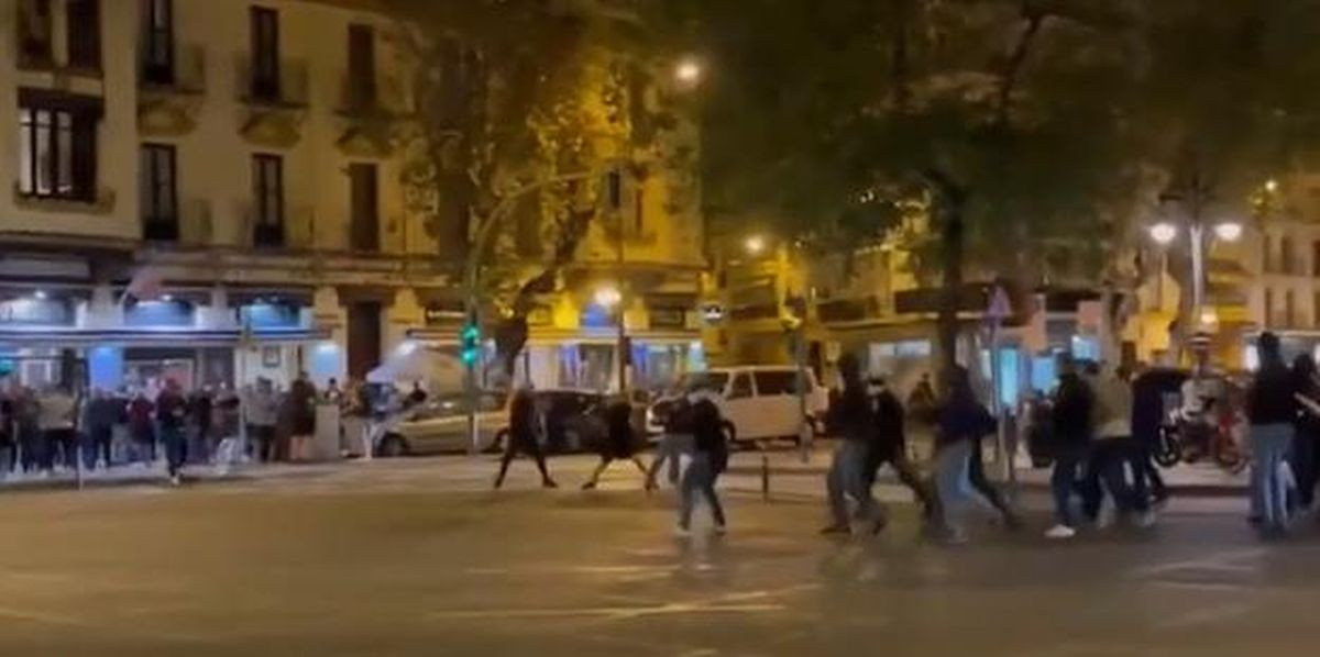 Navijači napravili haos na ulicama tuđeg grada: Letjele flaše, palice, krv "obojila" cestu