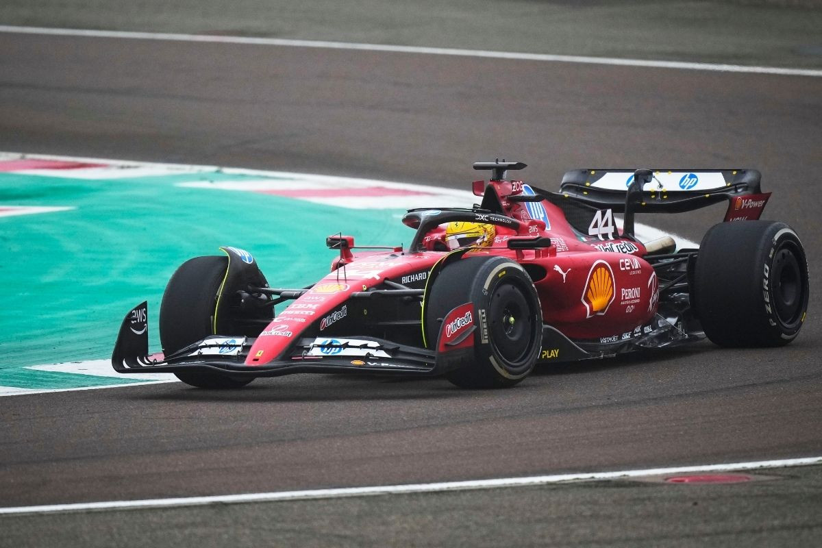 Historijski trenutak: Lewis Hamilton po prvi put na stazi provozao crveni bolid! Historijski trenutak: Lewis Hamilton po prvi put na stazi provozao crveni bolid!
