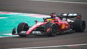 Historijski trenutak: Lewis Hamilton po prvi put na stazi provozao crveni bolid!
