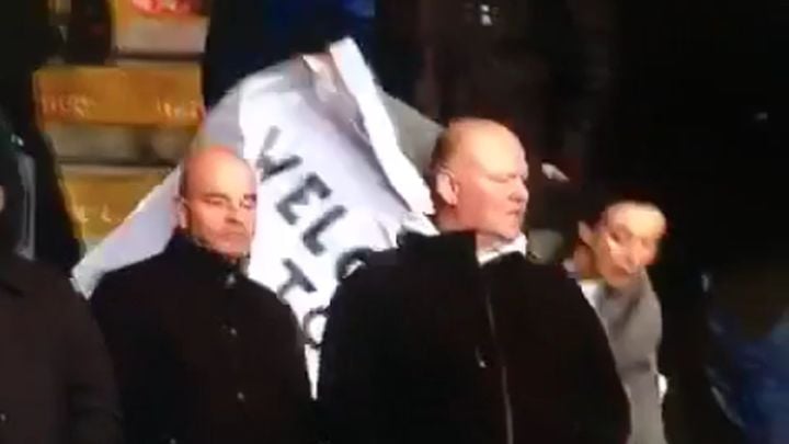 Nosila transparent 'Benitez odlazi', pa pala niz stepenice