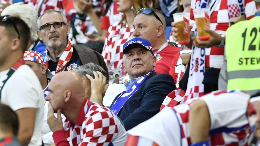 Ogorčeni navijači Hrvatske u Moskvi izvrijeđali Ivu Sanadera