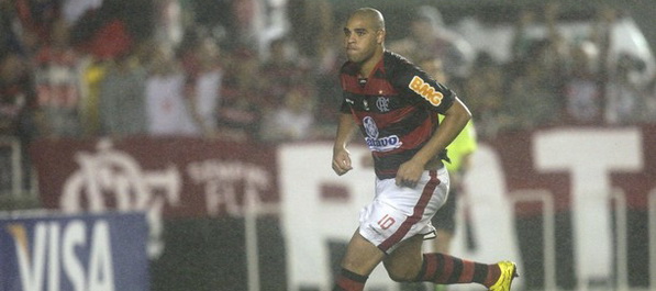 Adriano presudio Ronaldu i Carlosu