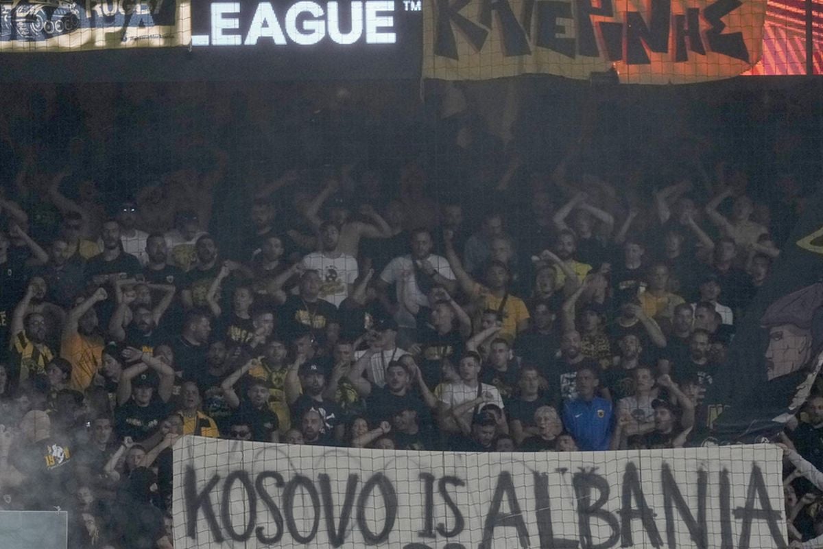 Srbi gledaju transparent navijača AEK-a i ne vjeruju vlastitim očima