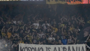 Srbi gledaju transparent navijača AEK-a i ne vjeruju vlastitim očima