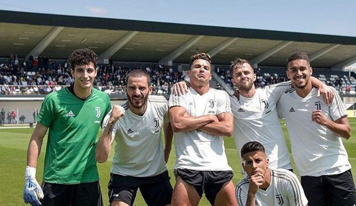 Cristiano Ronaldo objavio fotografiju na Facebooku, a svi gledaju u njegove i Bonuccijeve noge