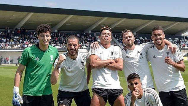Cristiano Ronaldo objavio fotografiju na Facebooku, a svi gledaju u njegove i Bonuccijeve noge