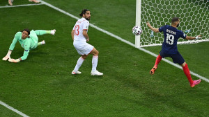 Švicarska promašila penal, a onda je nokautirana: Karim "majstor" Benzema na sceni!